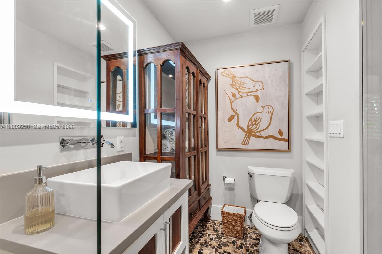 700 Vilabella Ave
