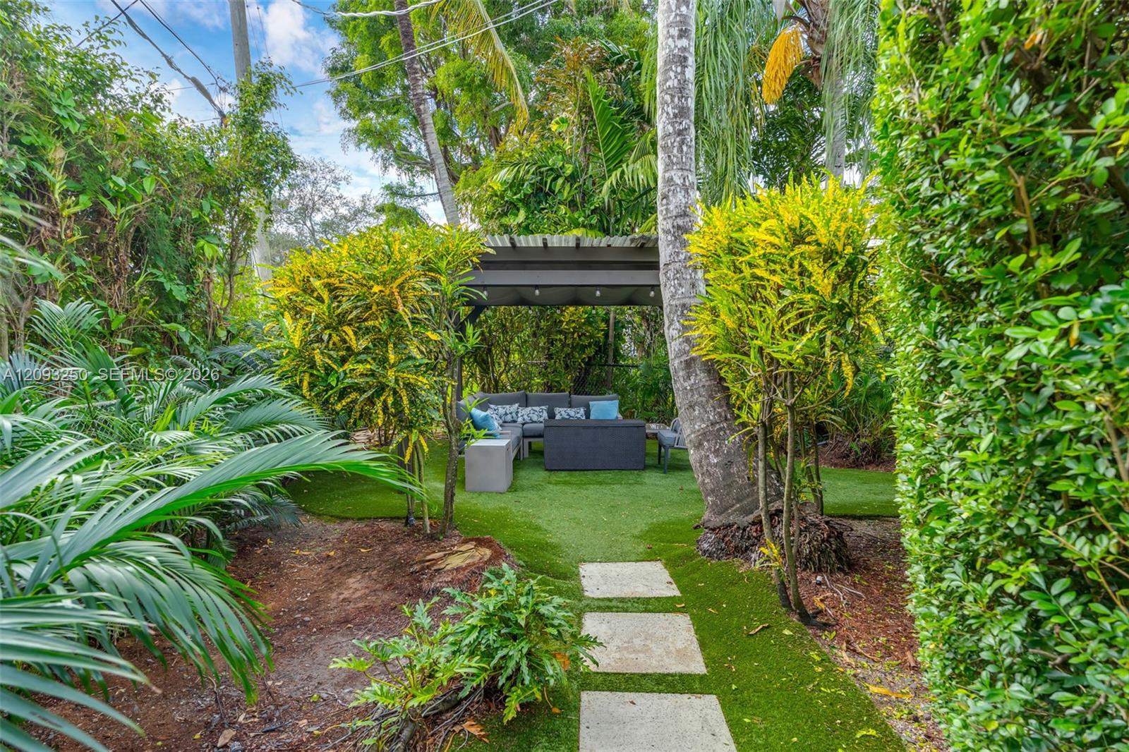 700 Vilabella Ave
