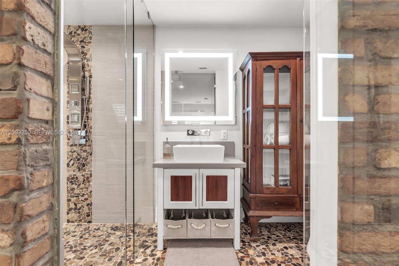 700 Vilabella Ave