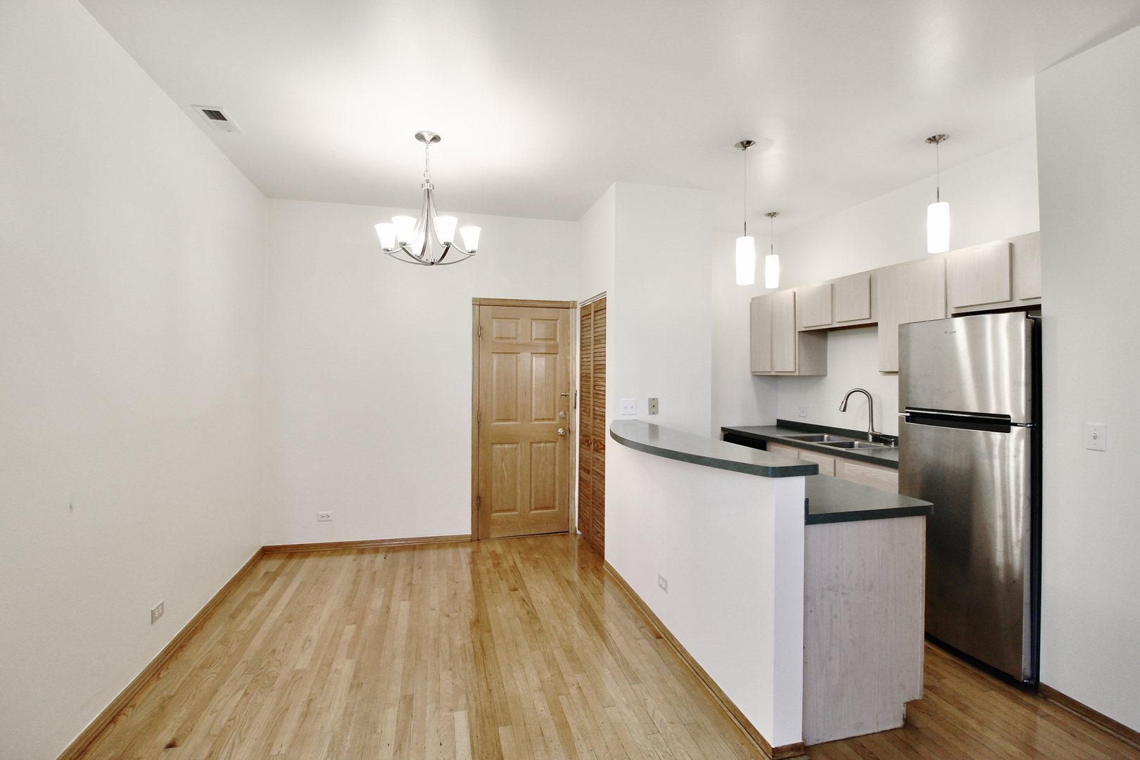 1645 N CLYBOURN Avenue Unit: 2R