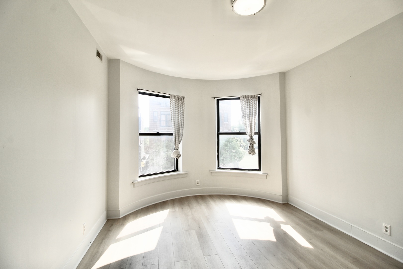 3720 S Indiana Avenue Unit: 2