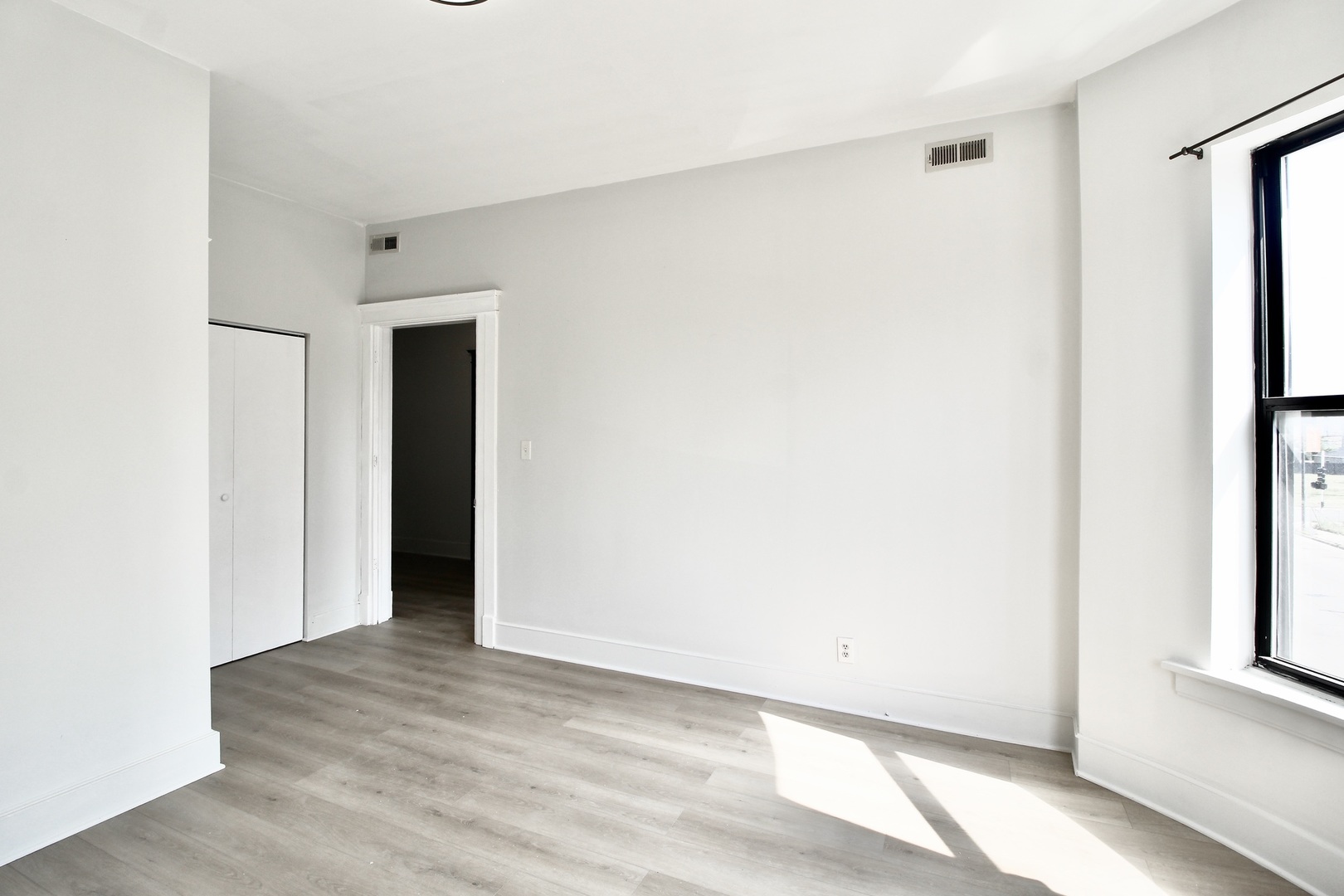 3720 S Indiana Avenue Unit: 2