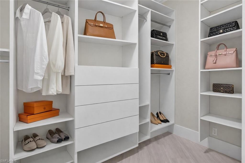 6461 Livingston Woods LN