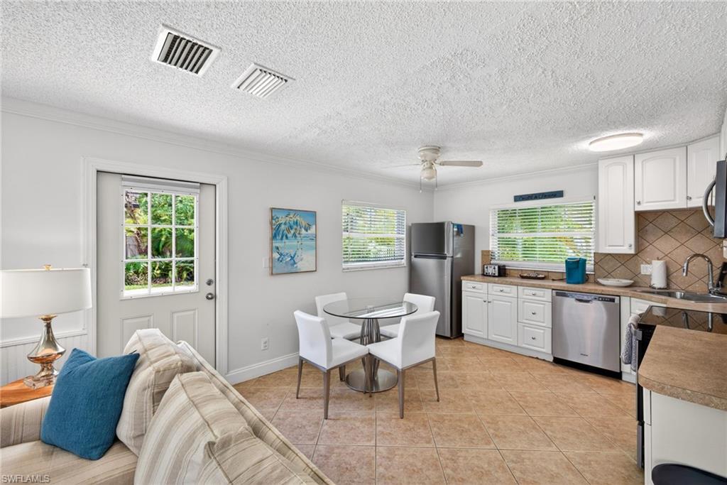 559/563 105th AVE N
