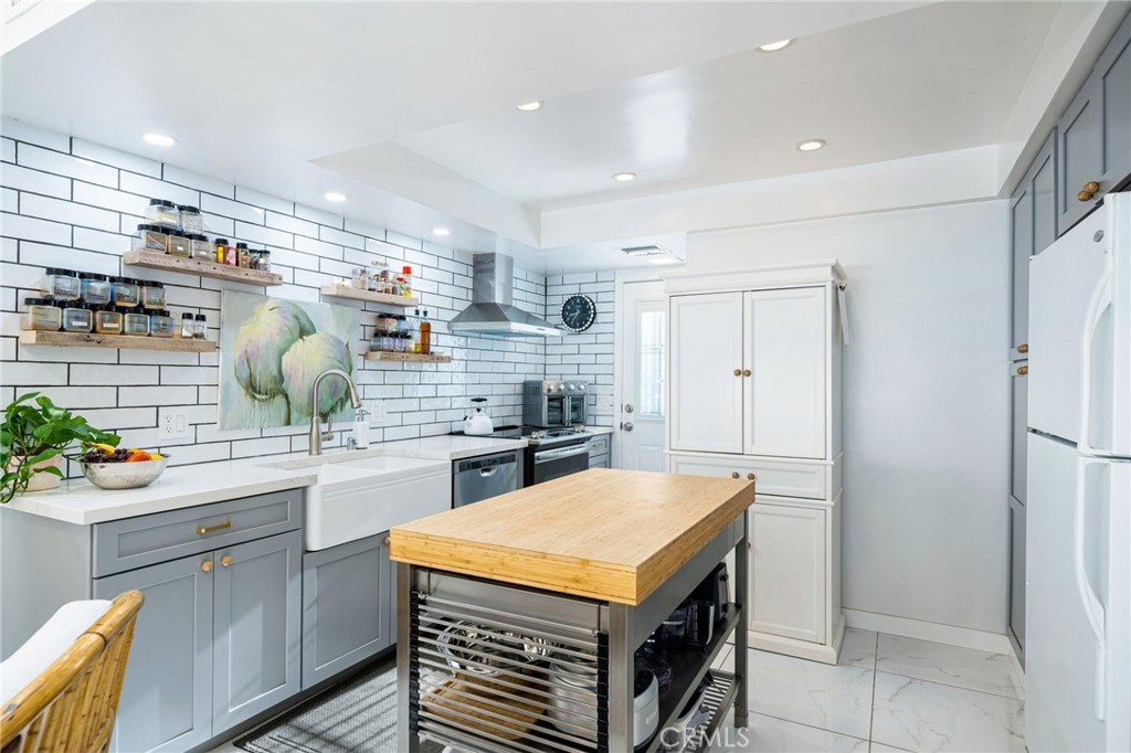 48895 Mariposa Drive