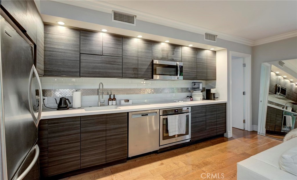 1131 Alta Loma Road 221