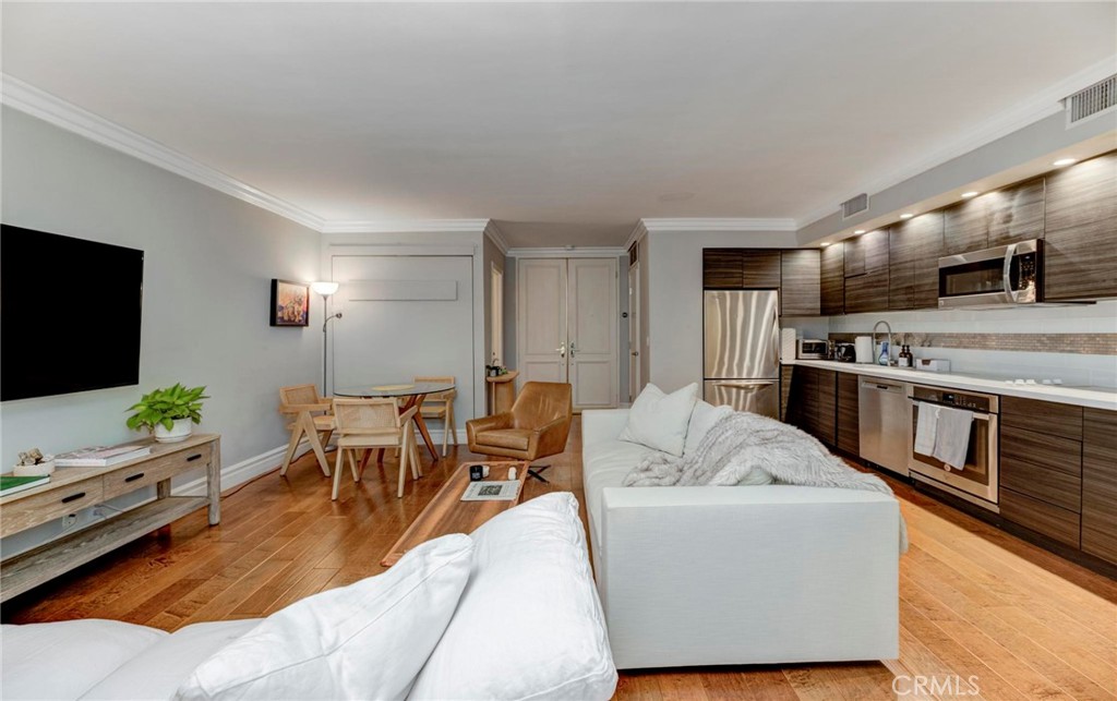 1131 Alta Loma Road 221