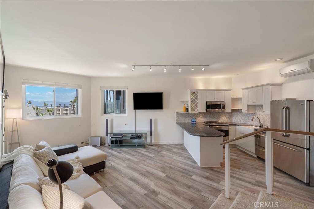 7335 Vista Del Mar Lane