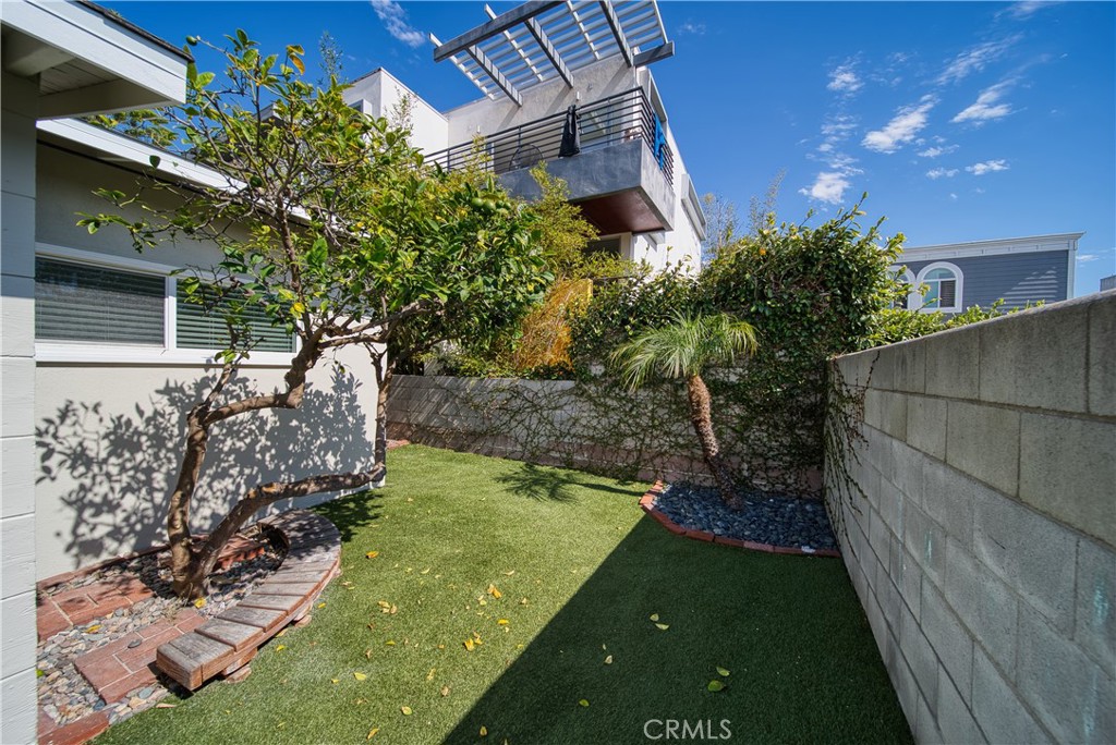 926 MANHATTAN BEACH BLVD B