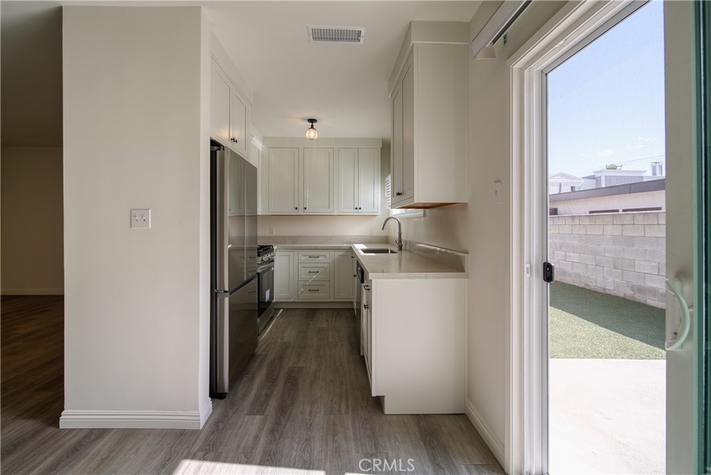 926 MANHATTAN BEACH BLVD B