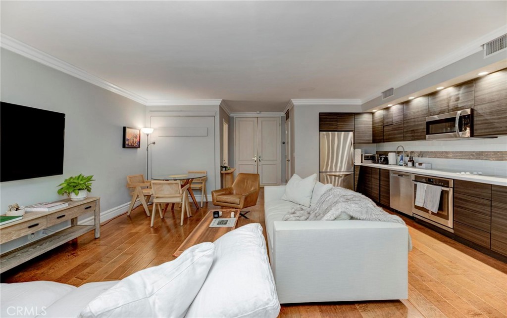 1131 Alta Loma Road 221