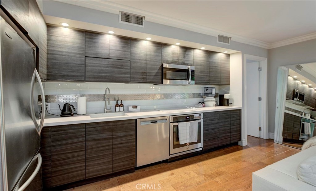 1131 Alta Loma Road 221