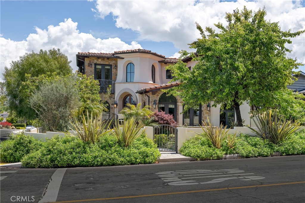 718 N Poinsettia