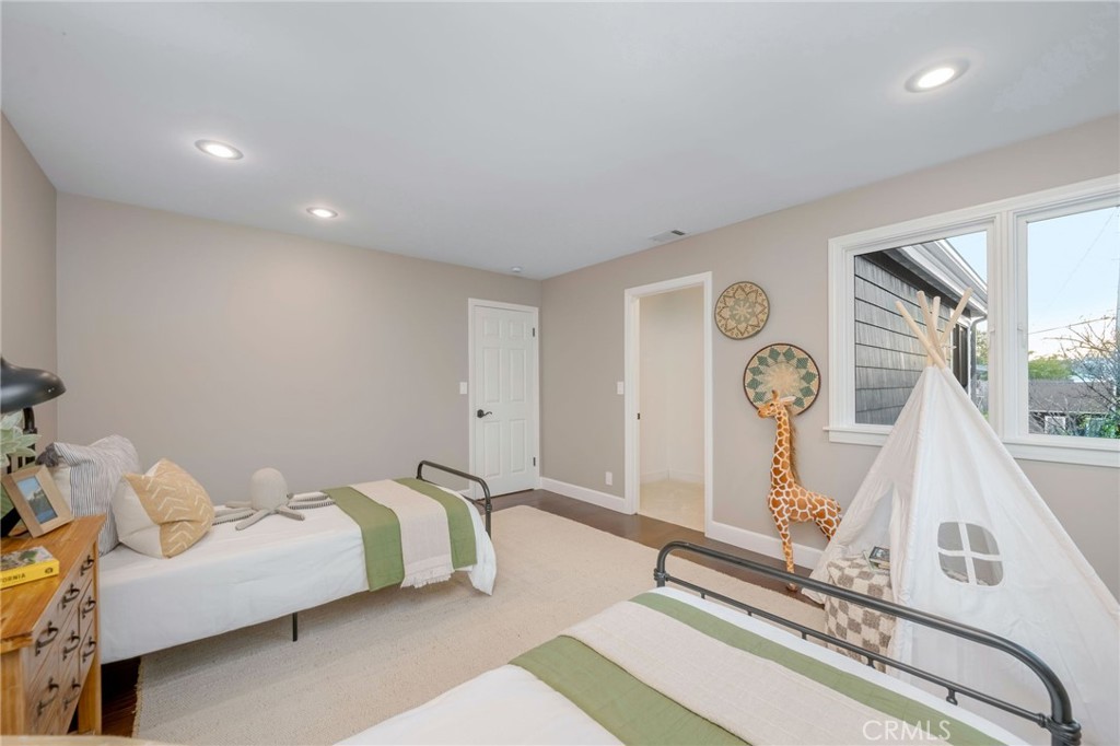 1704 N Poinsettia