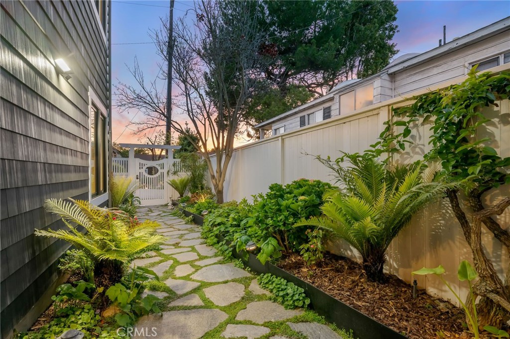 1704 N Poinsettia