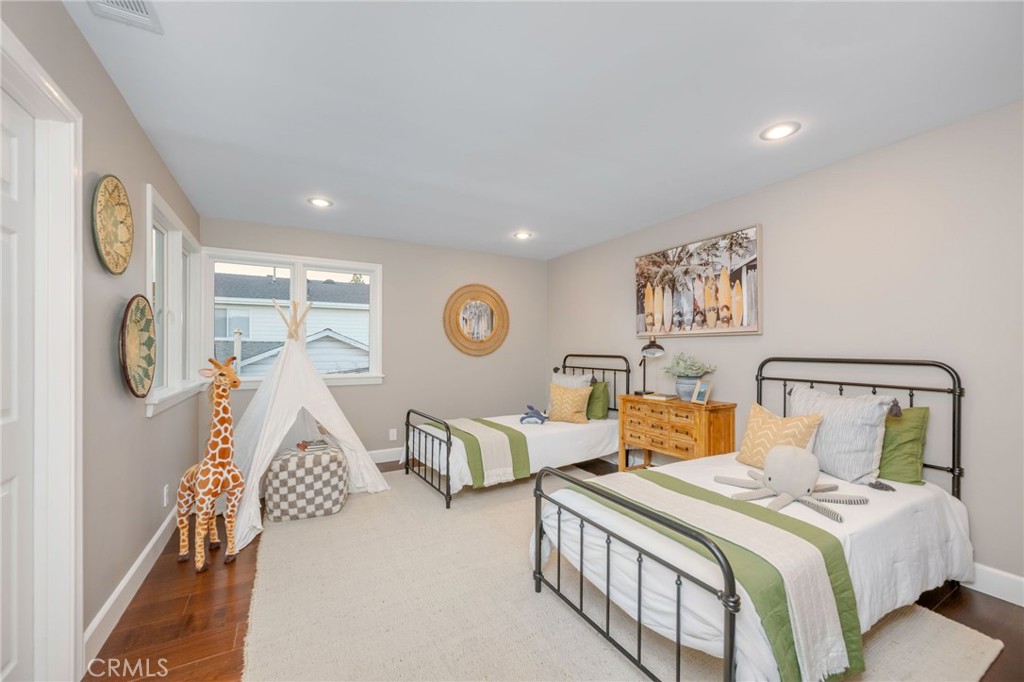 1704 N Poinsettia