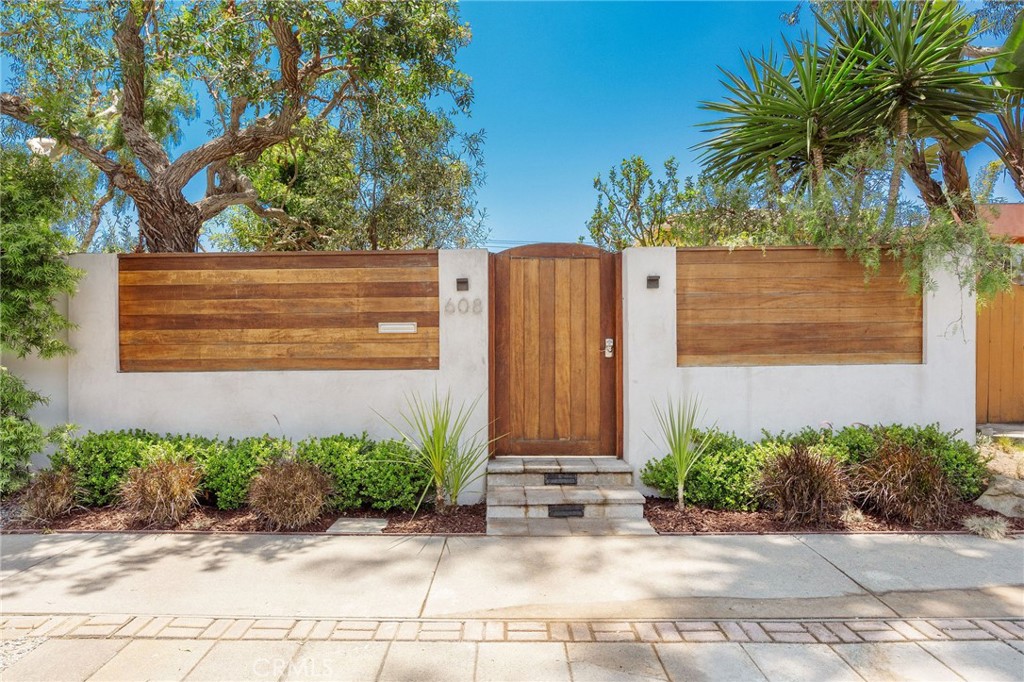 608 Rosecrans Avenue