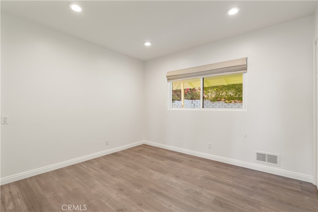 29411 N Enrose