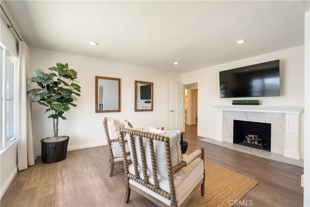 29411 N Enrose