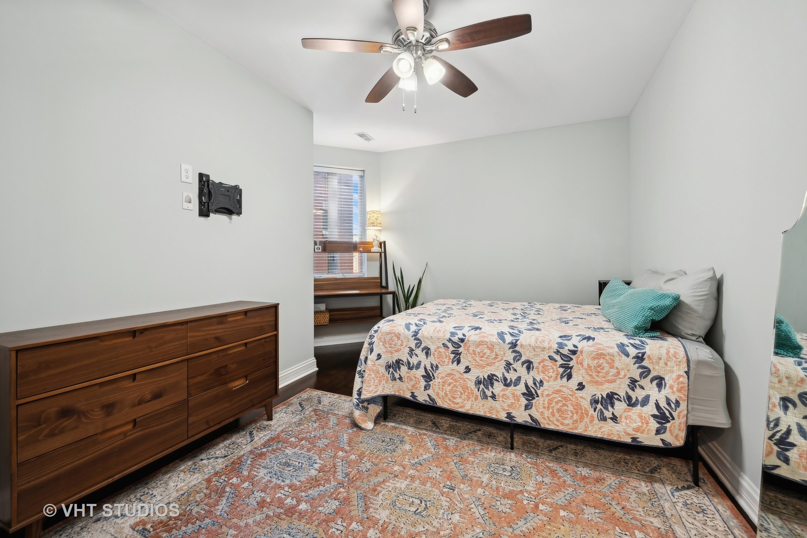 4950 N Western Avenue Unit: 3E