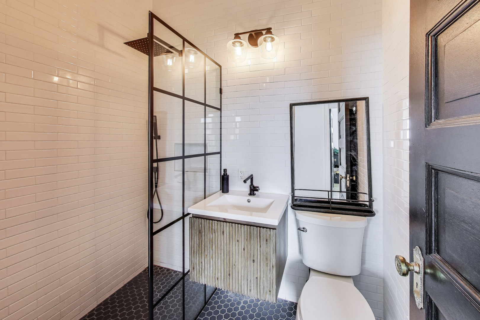 2800 N Pine Grove Avenue Unit: 8A