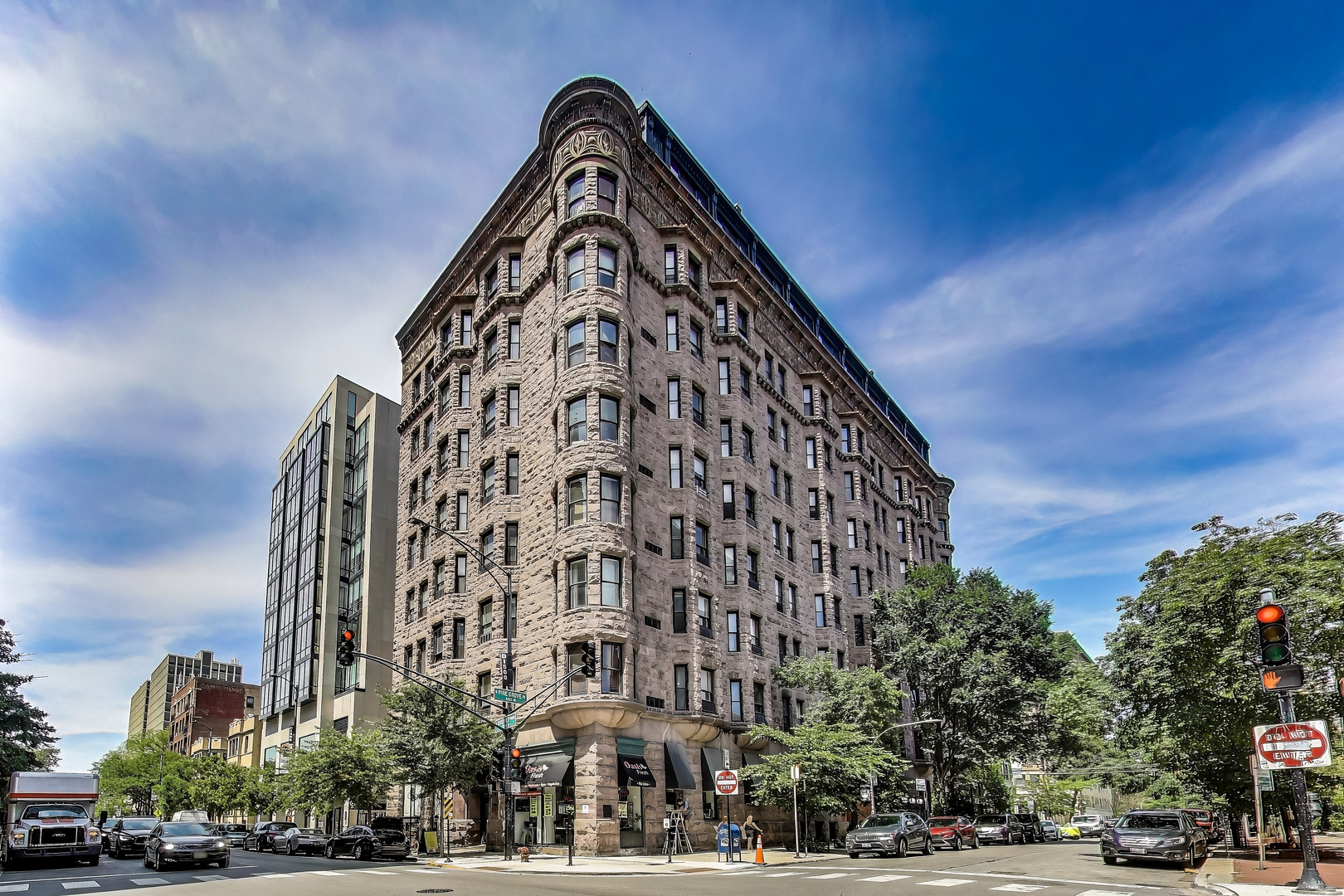 2800 N Pine Grove Avenue Unit: 8A