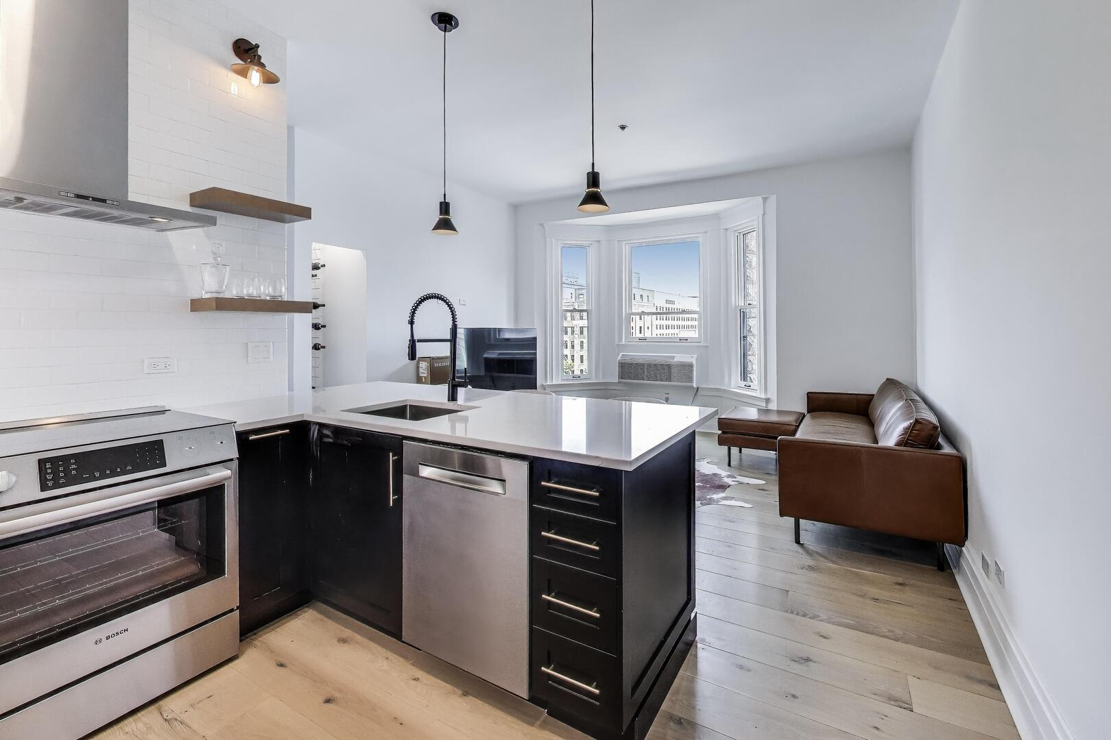 2800 N Pine Grove Avenue Unit: 8A