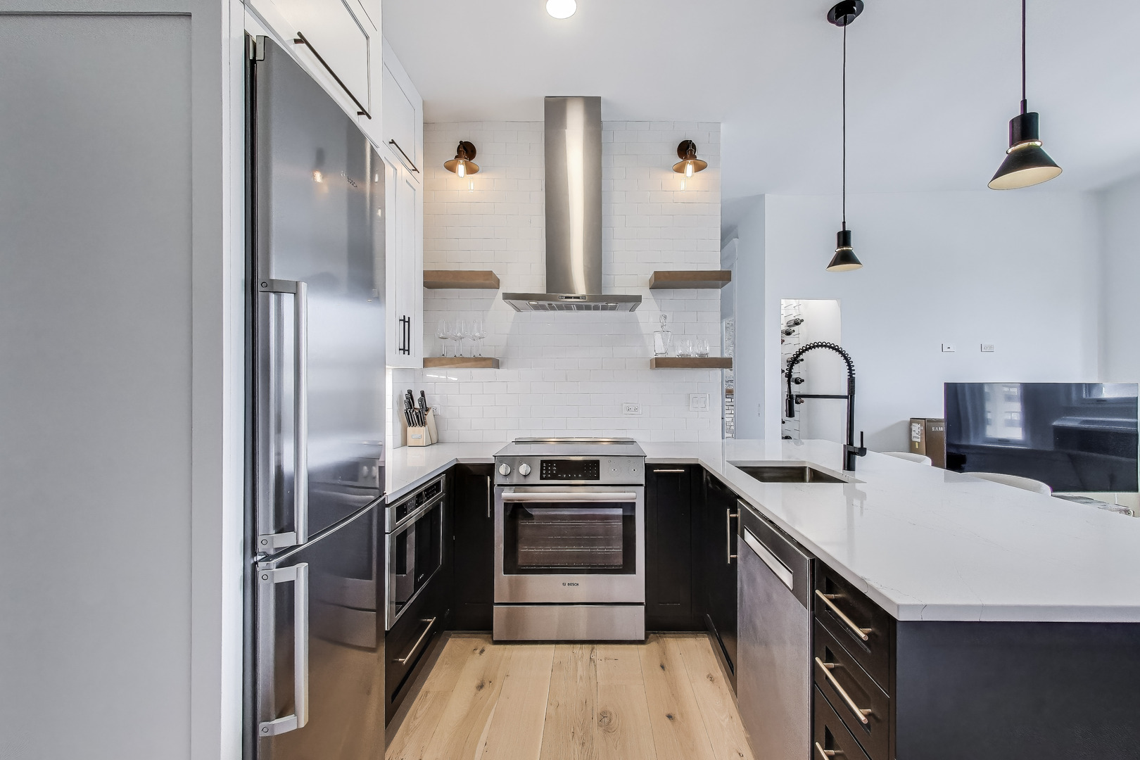 2800 N Pine Grove Avenue Unit: 8A