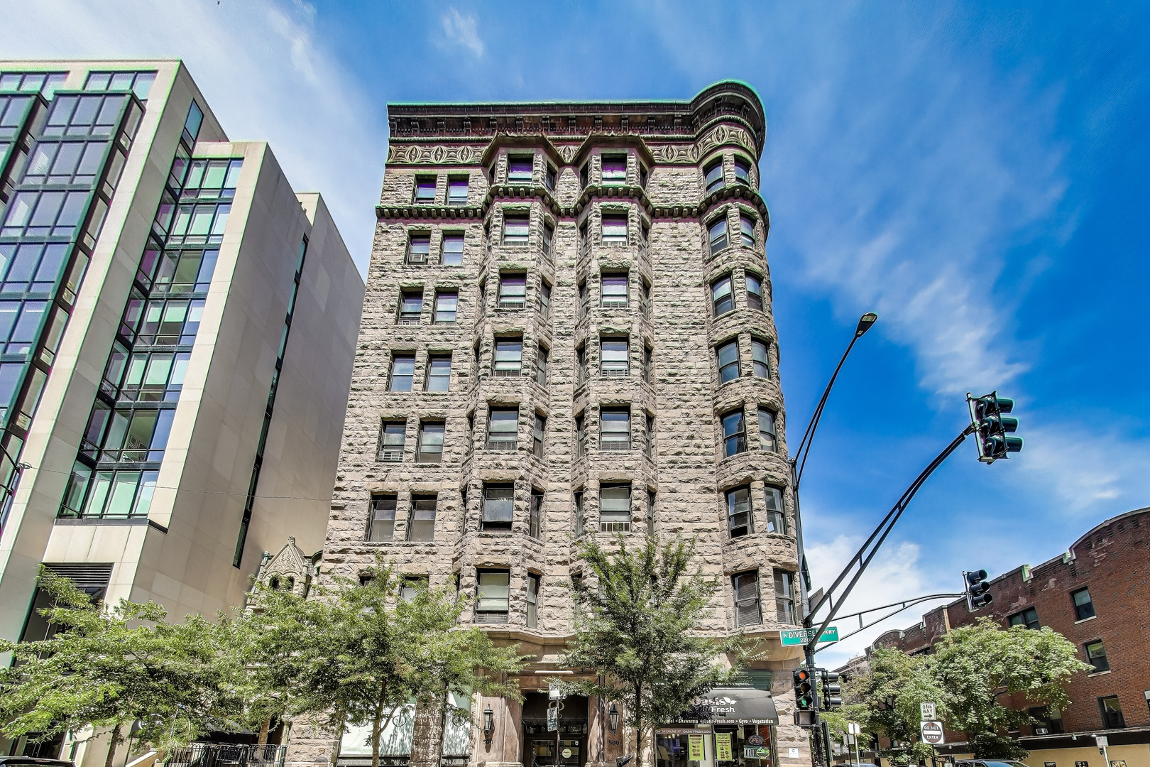 2800 N Pine Grove Avenue Unit: 8A