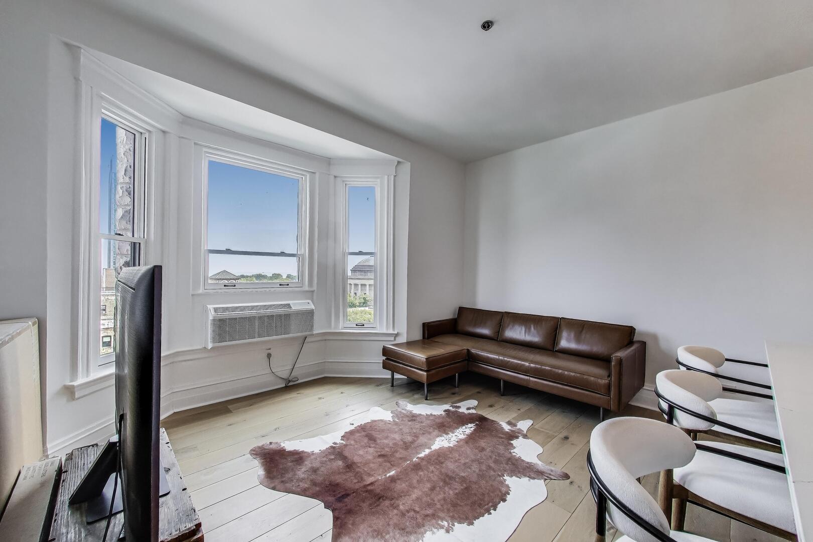 2800 N Pine Grove Avenue Unit: 8A