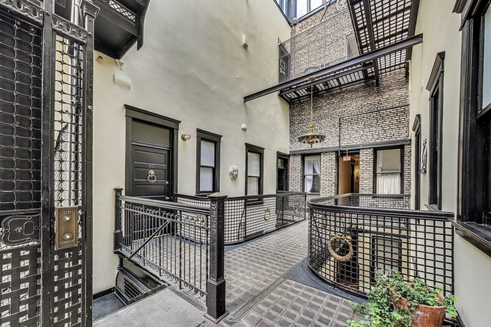 2800 N Pine Grove Avenue Unit: 8A