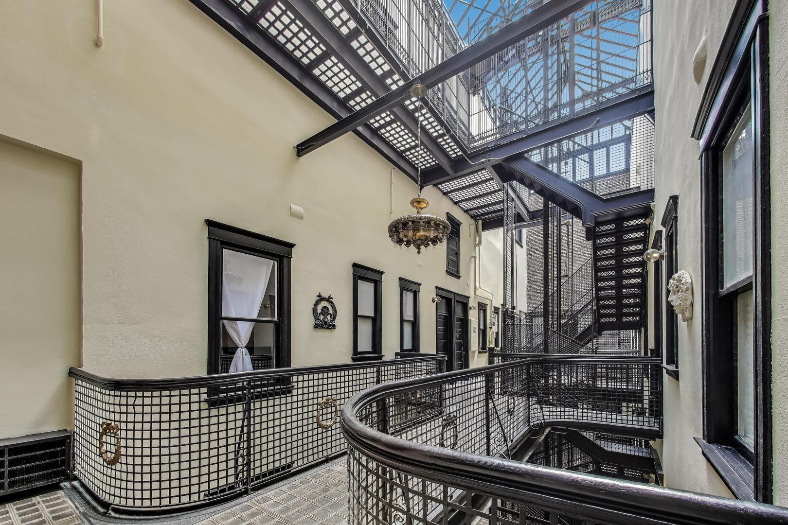 2800 N Pine Grove Avenue Unit: 8A