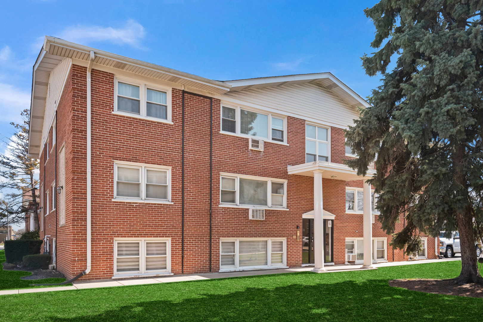 10121 Hartford Court Unit: 1B