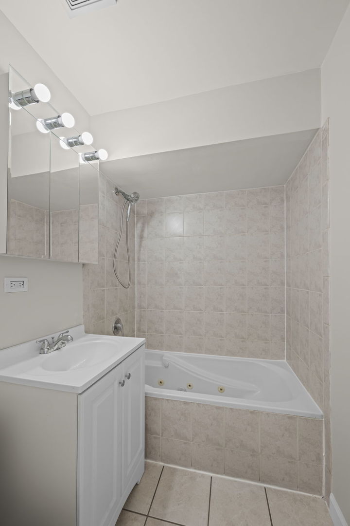 10121 Hartford Court Unit: 1B