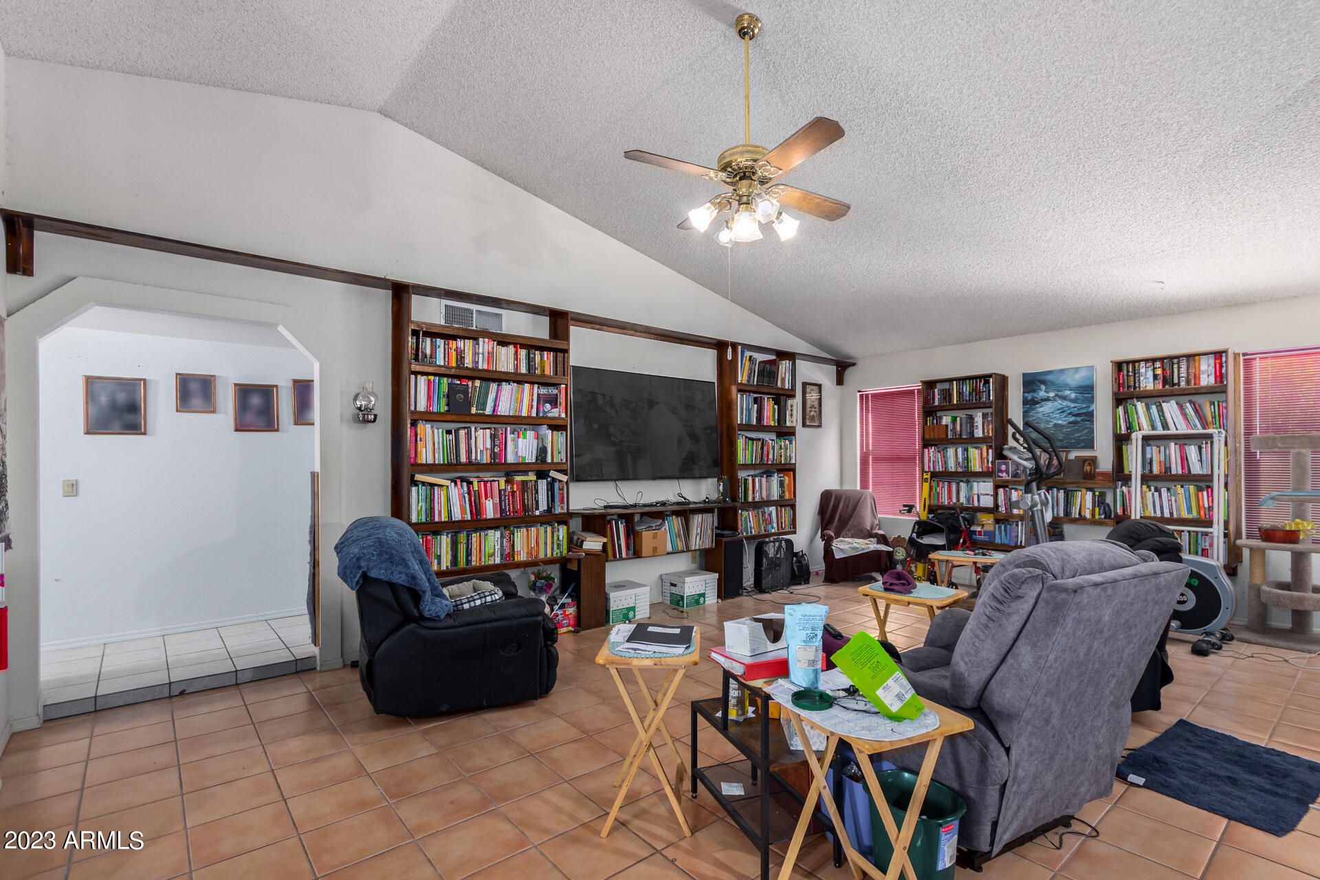 1523 W MISSION Drive