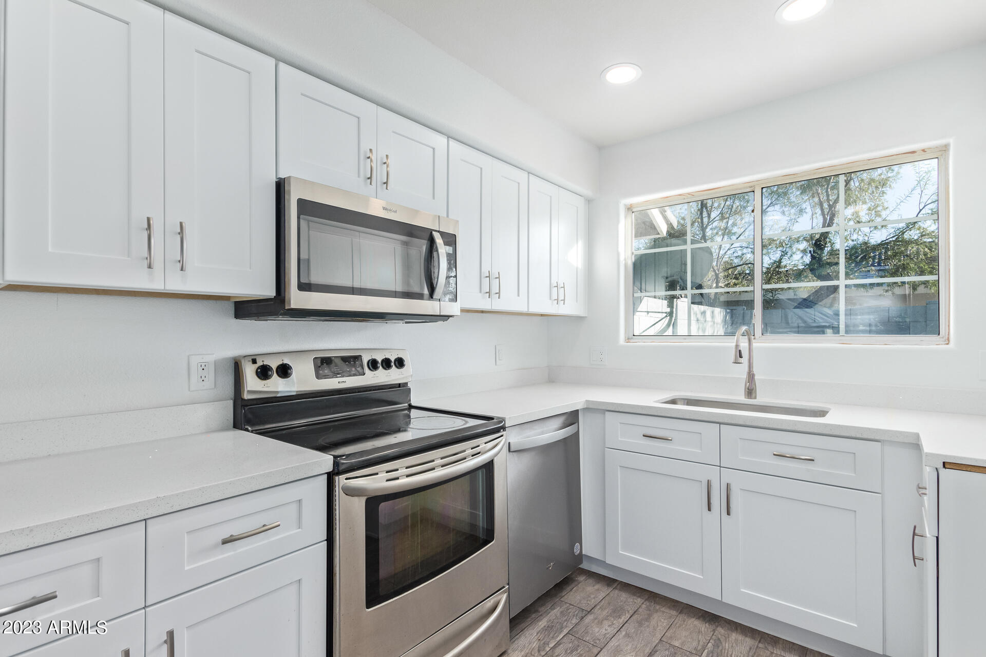 860 N MCQUEEN Road, 1135