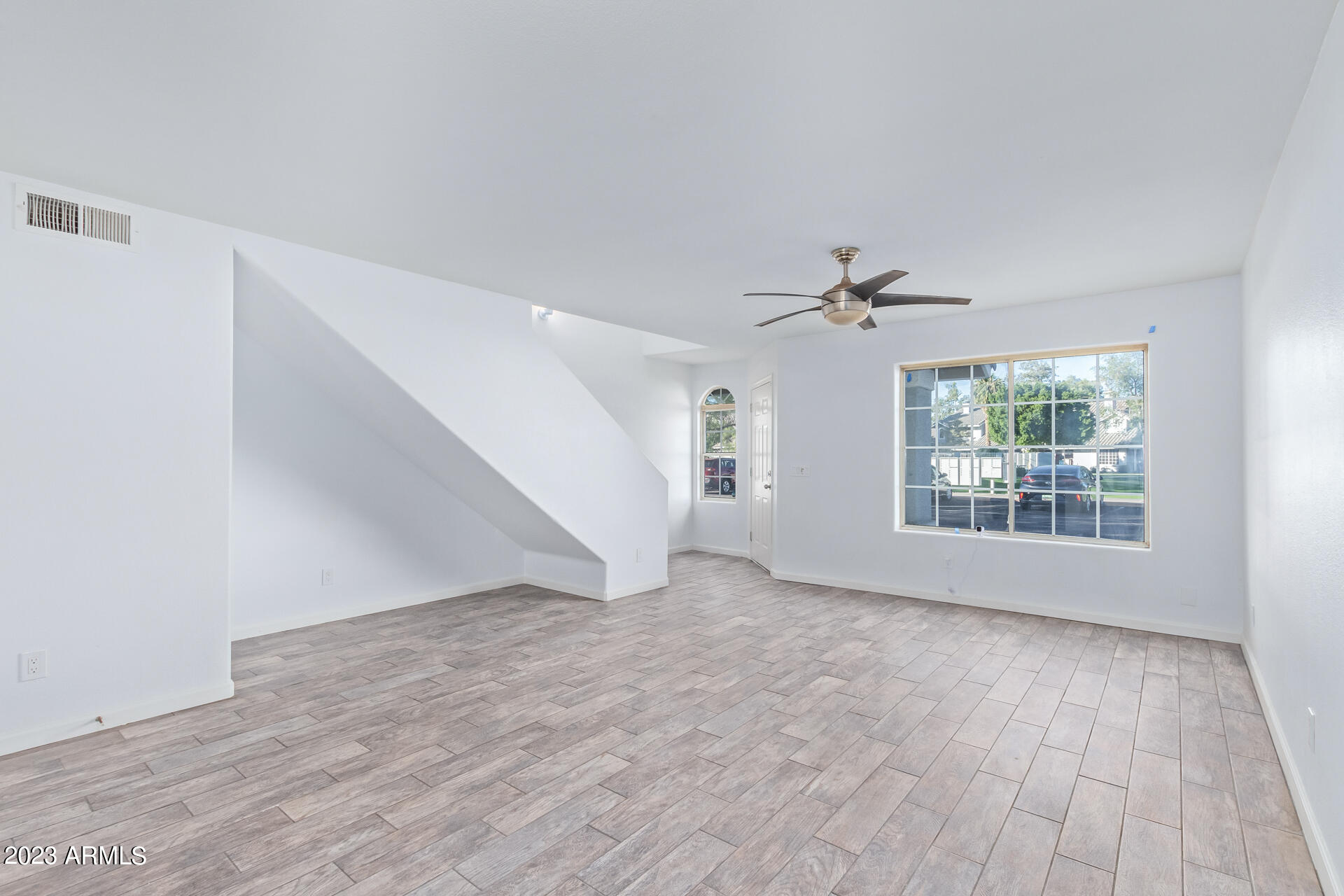 860 N MCQUEEN Road, 1135