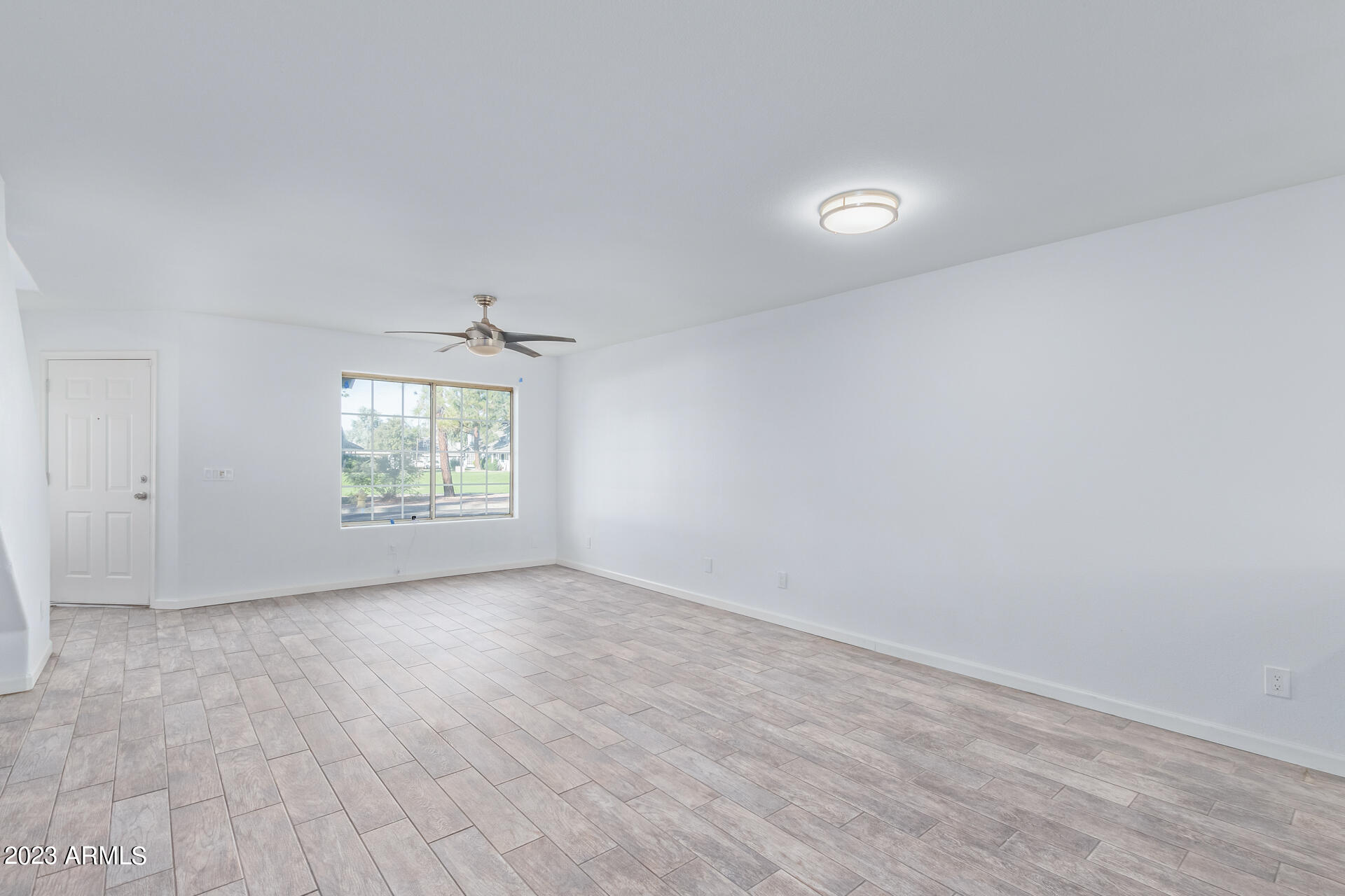 860 N MCQUEEN Road, 1135