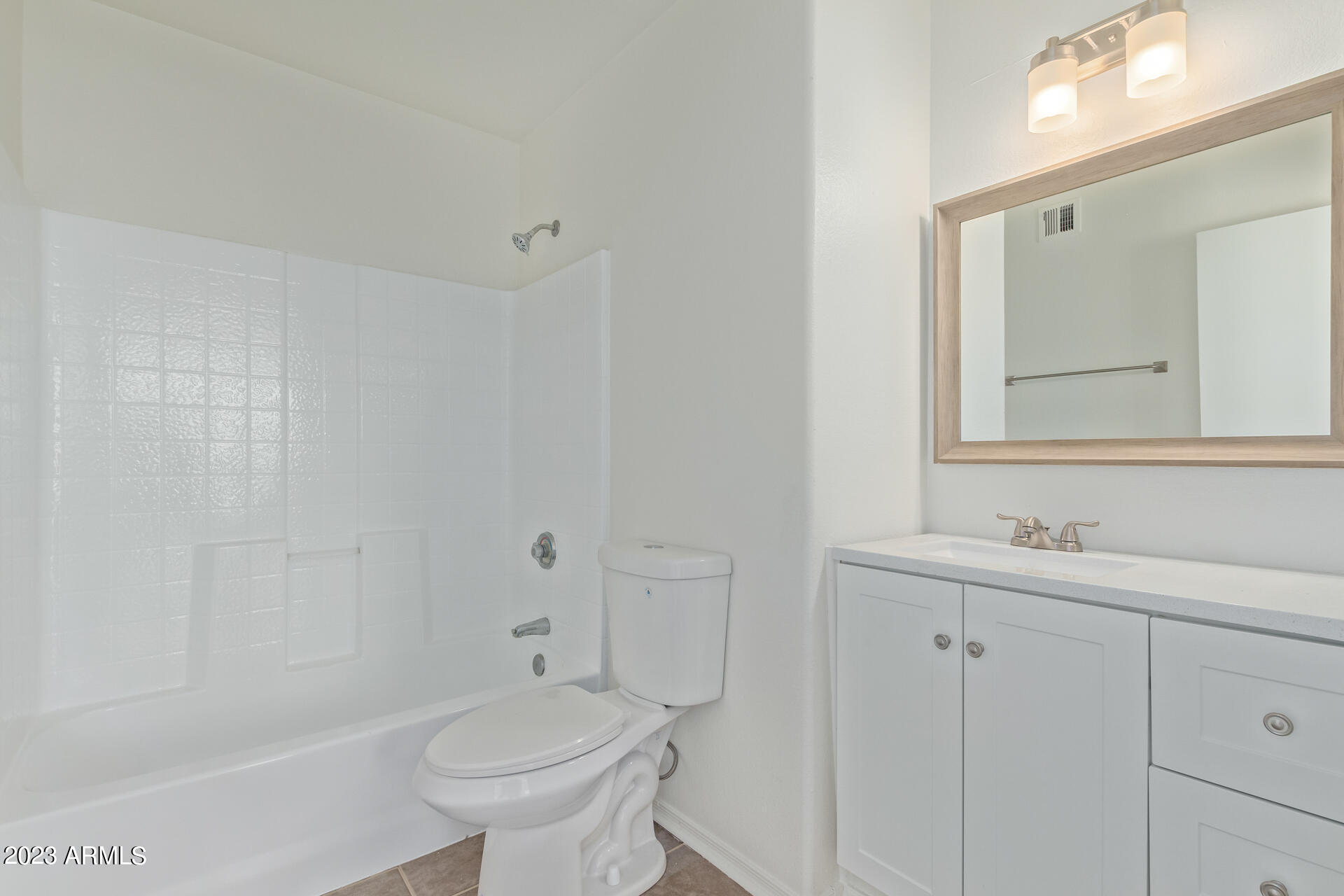 860 N MCQUEEN Road, 1135