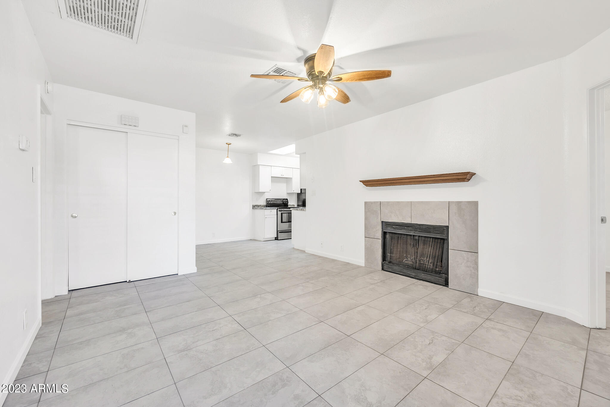 408 W BLACKHAWK Drive, 7