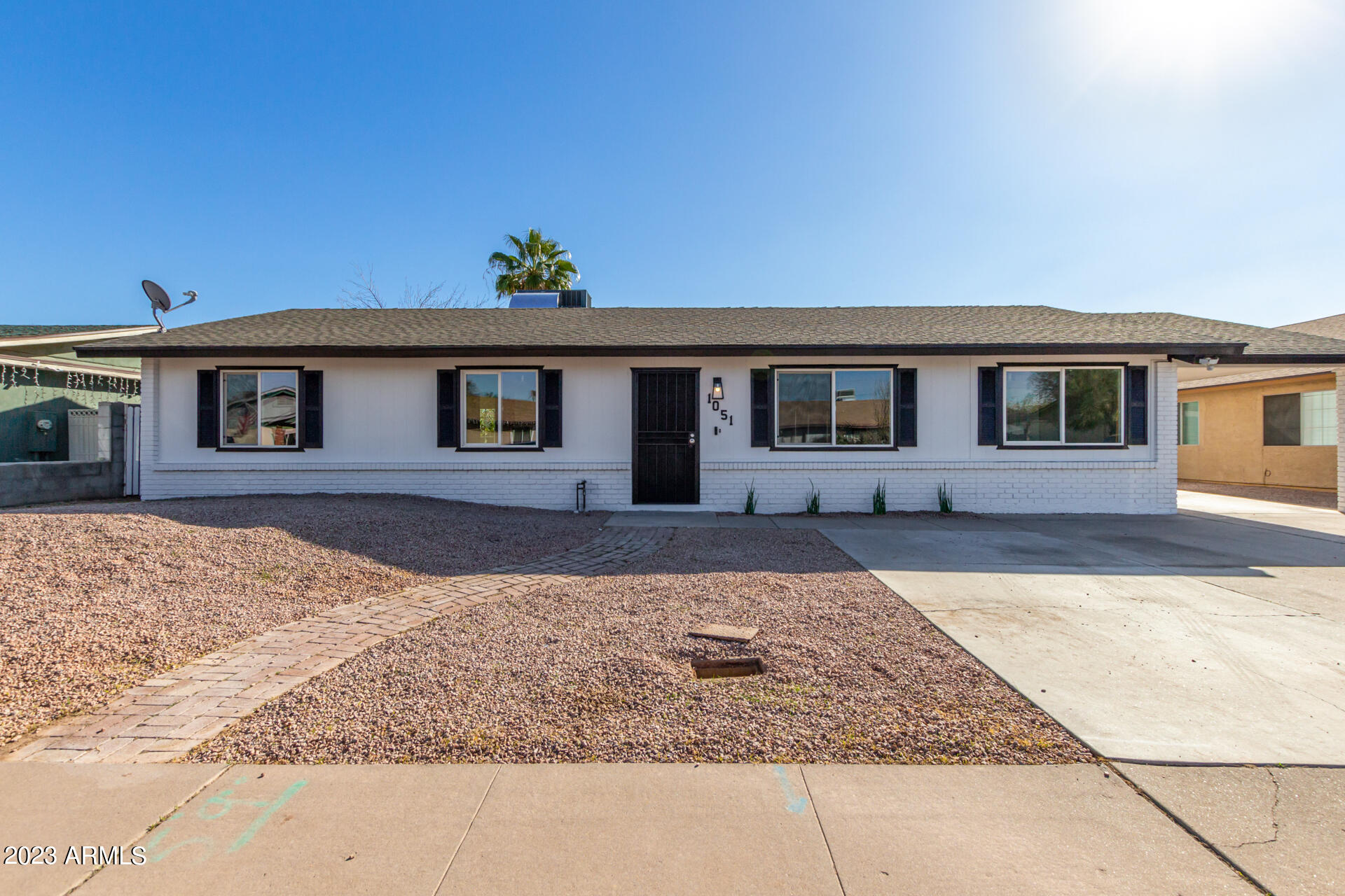 1051 W HILLVIEW Street