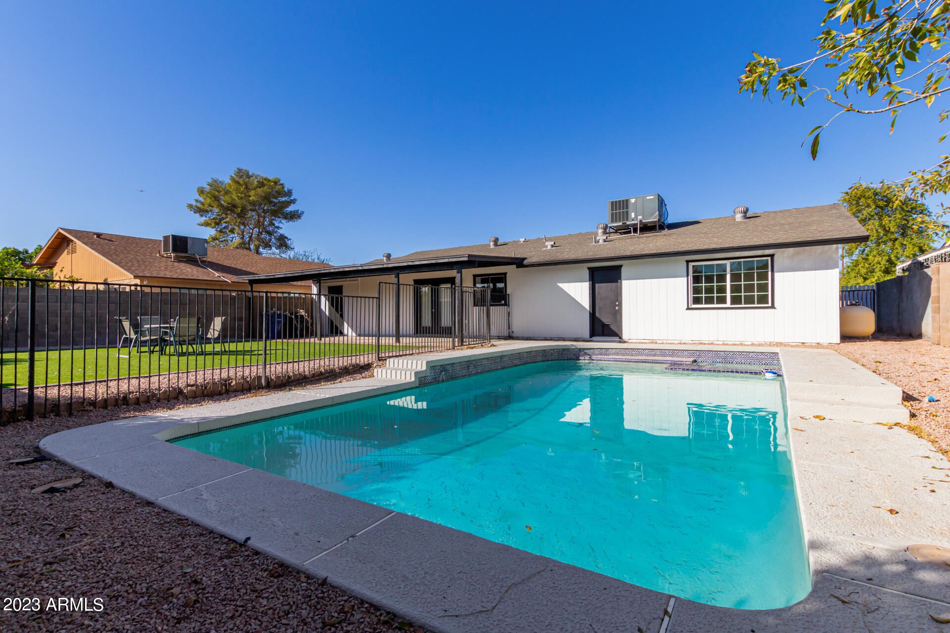 1051 W HILLVIEW Street