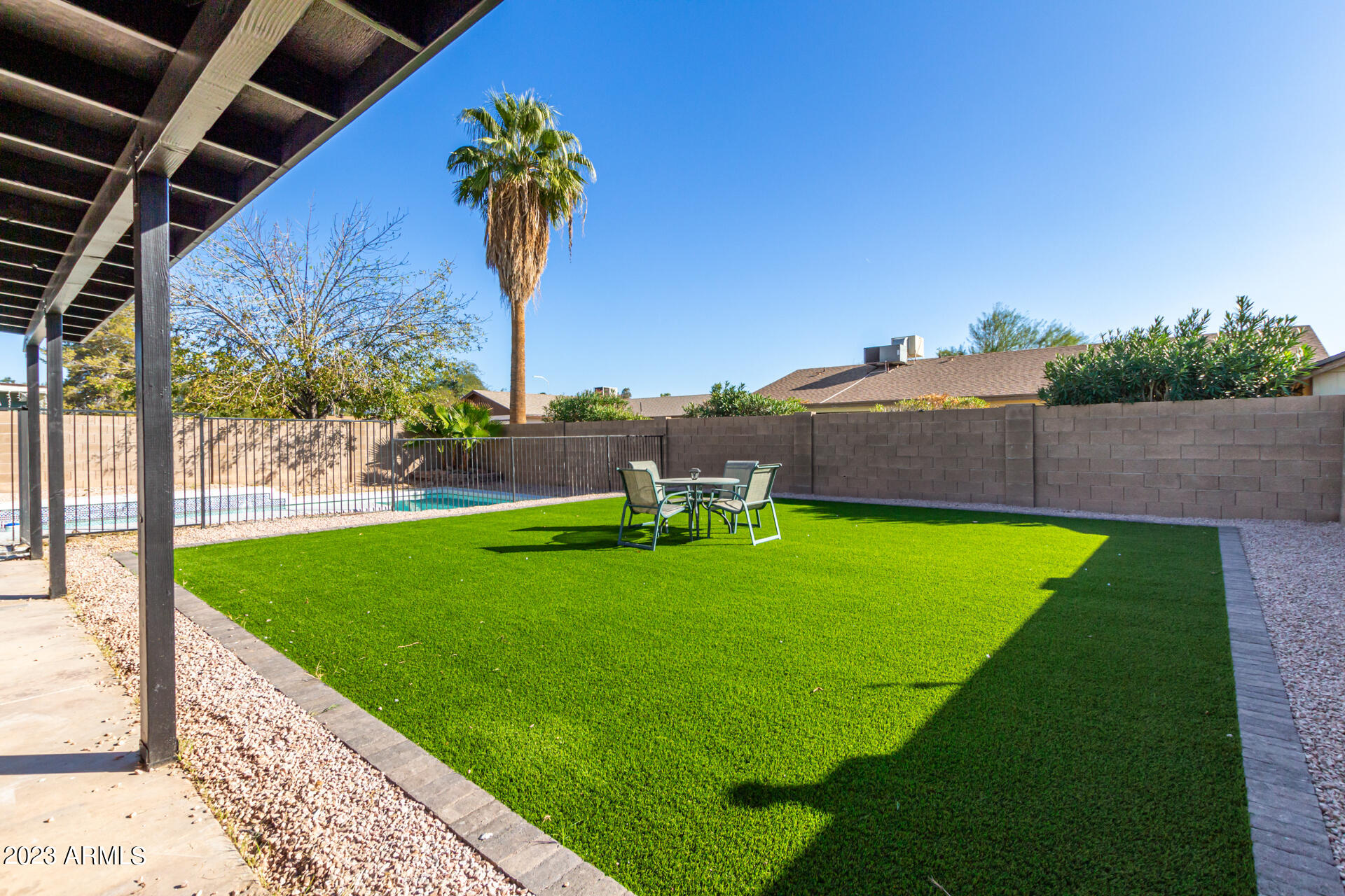 1051 W HILLVIEW Street