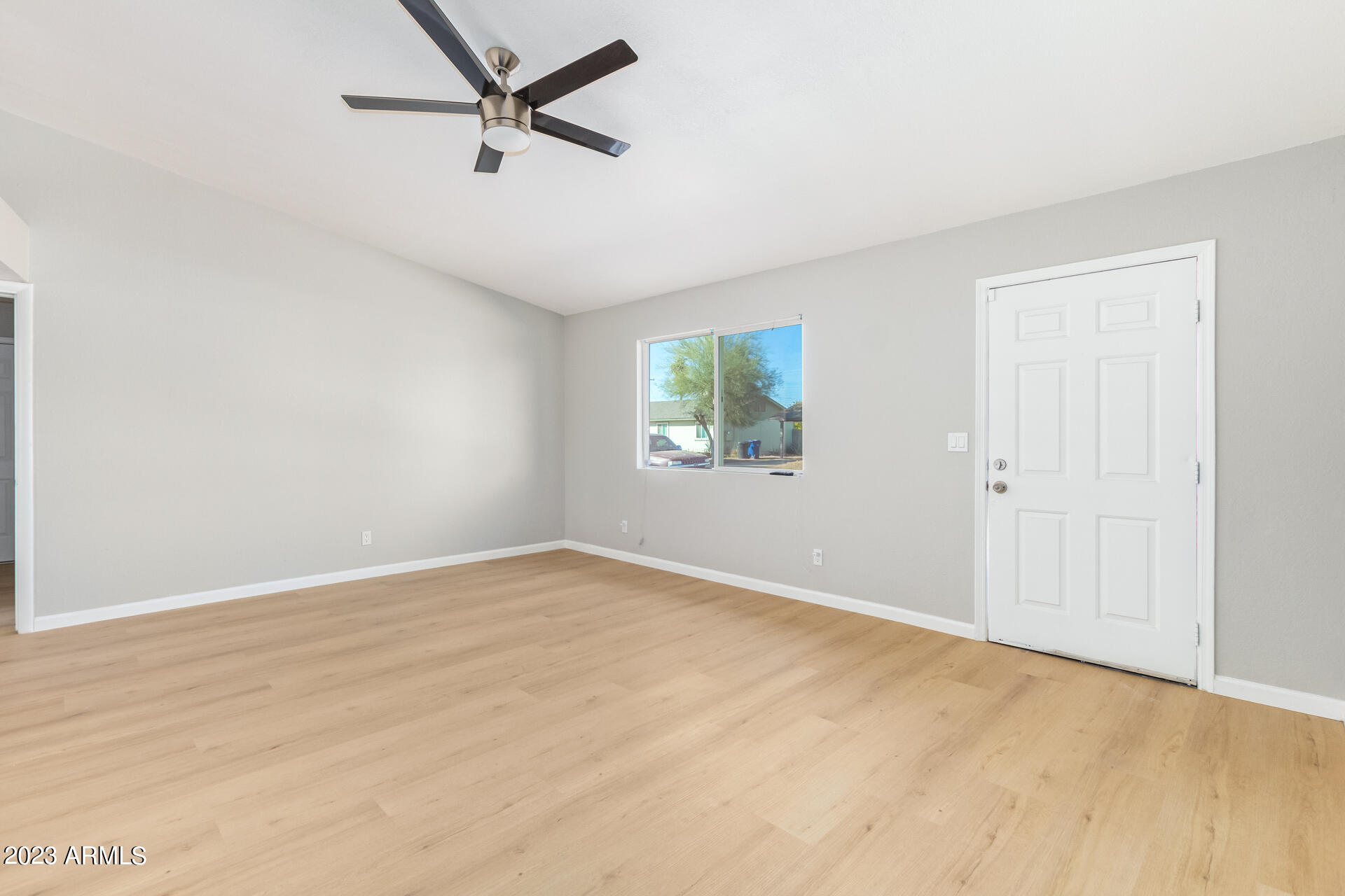 1051 W HILLVIEW Street