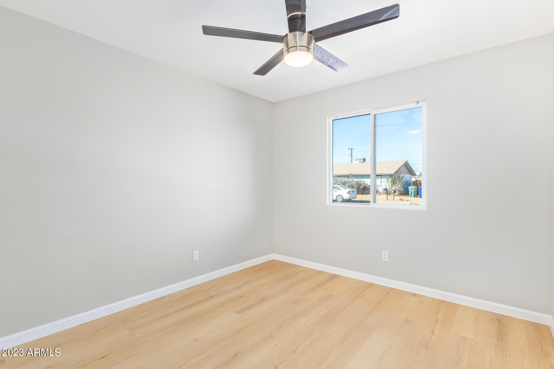 1051 W HILLVIEW Street