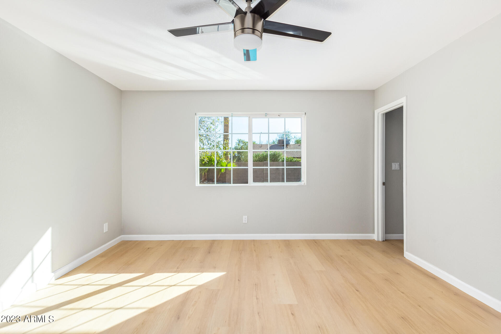 1051 W HILLVIEW Street