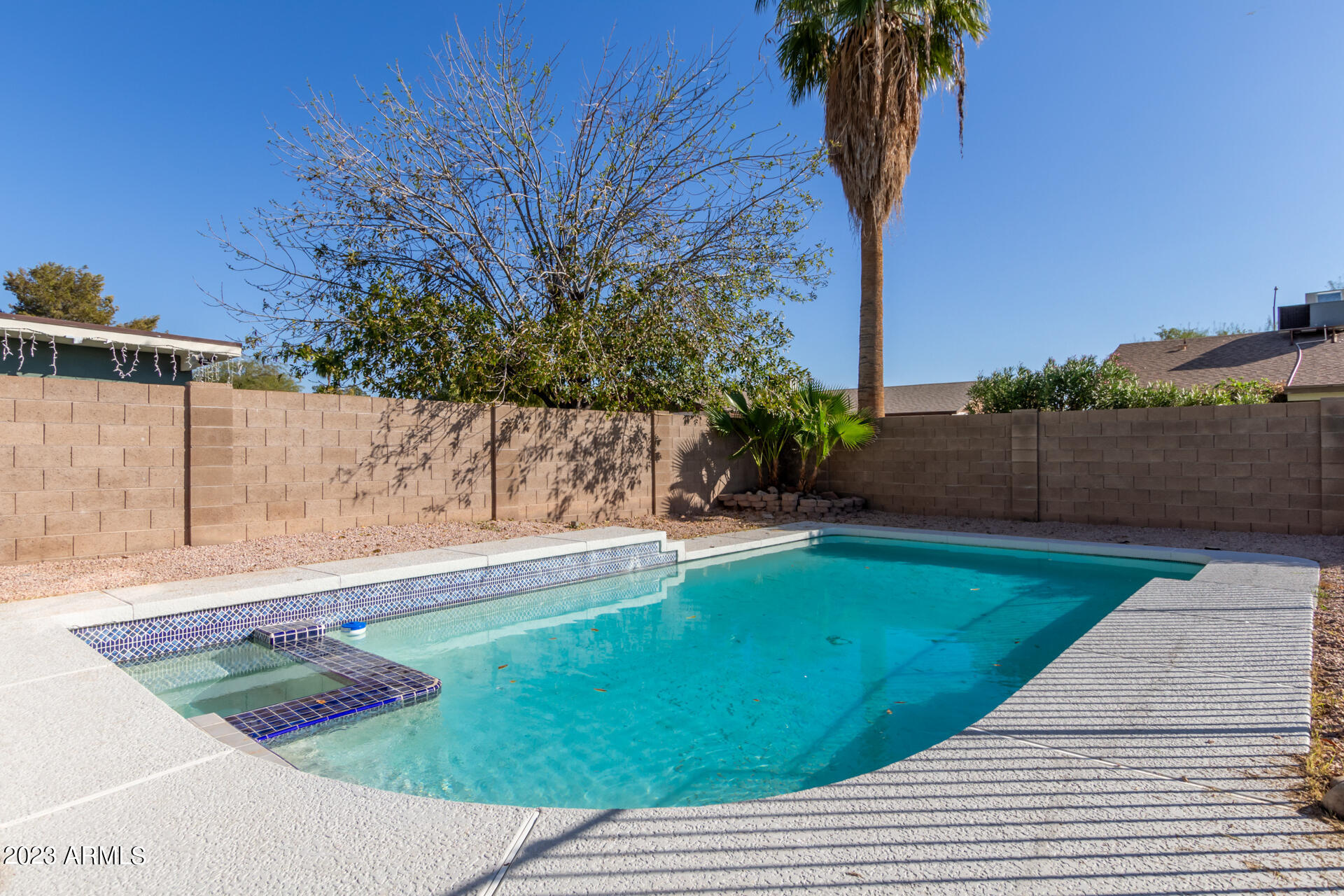 1051 W HILLVIEW Street