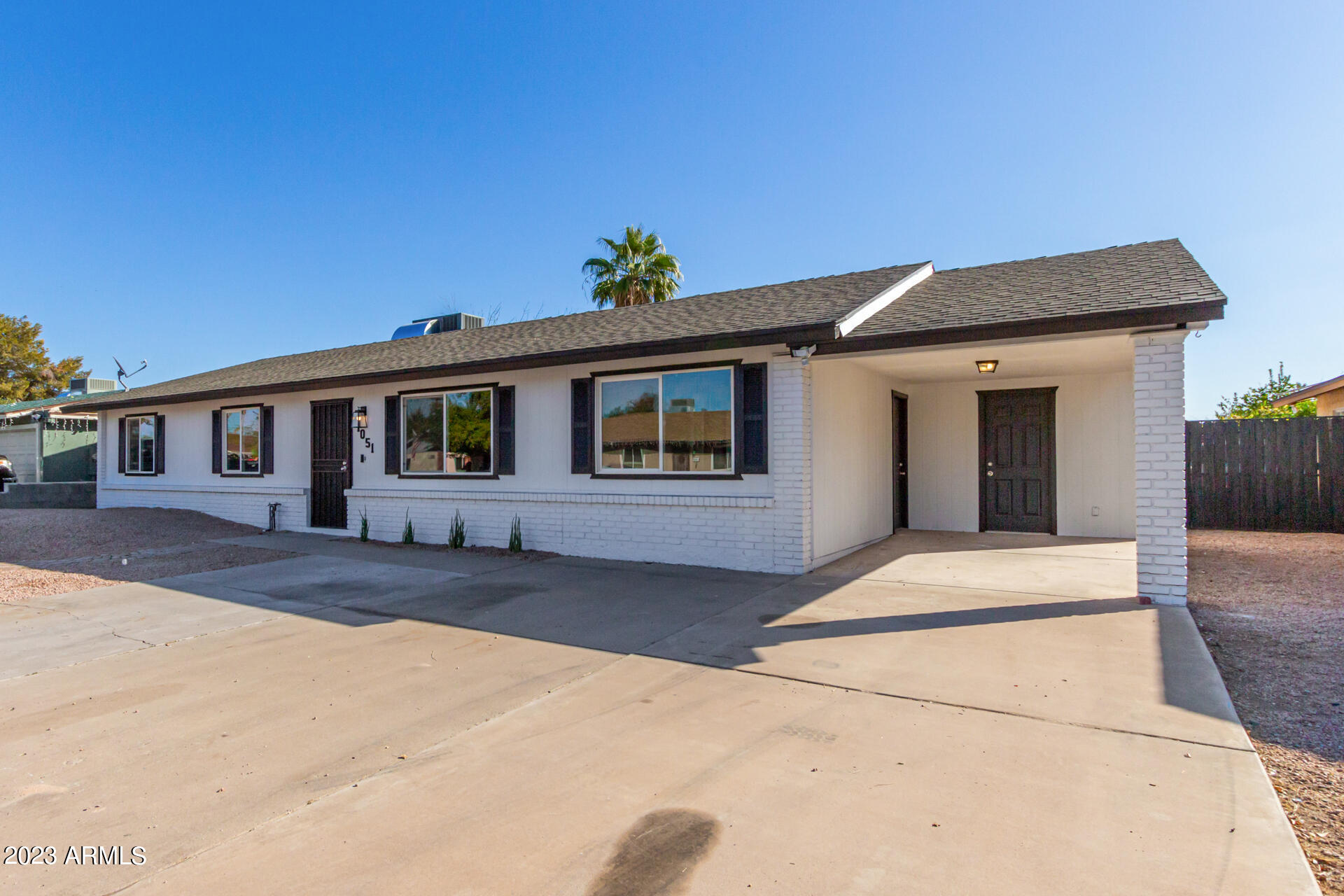 1051 W HILLVIEW Street