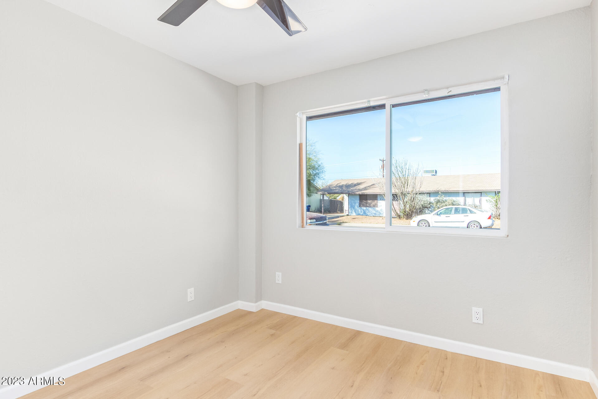 1051 W HILLVIEW Street