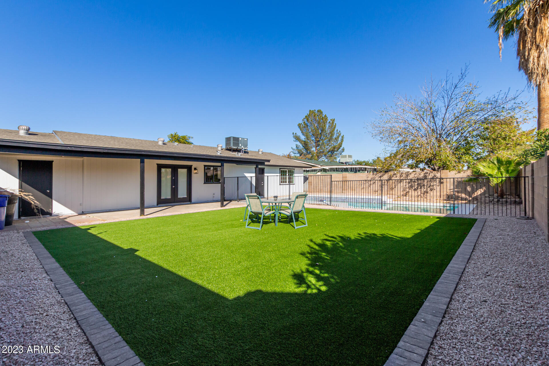 1051 W HILLVIEW Street